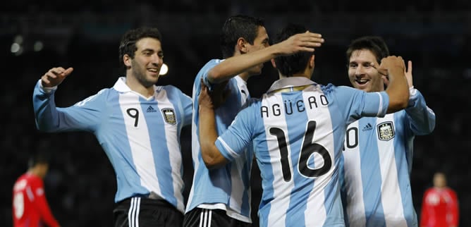 El jugador de la selección de fútbol de Argentina Sergio Agüero (1º der) festeja su segundo gol junto a Lionel Messi (d), Angel Dimaría (1º izq) y gonzalo Higuaín (izq), ante Costa Rica, por la última jornada la primera fase de la Copa America 2011, en el