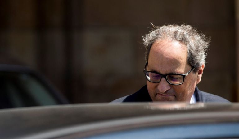 El candidato a presidente de la Generalitat, Quim Torra, sale del Parlament, tras la reunión que ha mantenido el grupo parlamentario de JxCat.