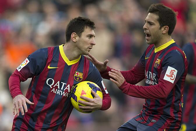 Messi, junto a Jordi Alba durante el partido ante el Valencia en el Camp Nou