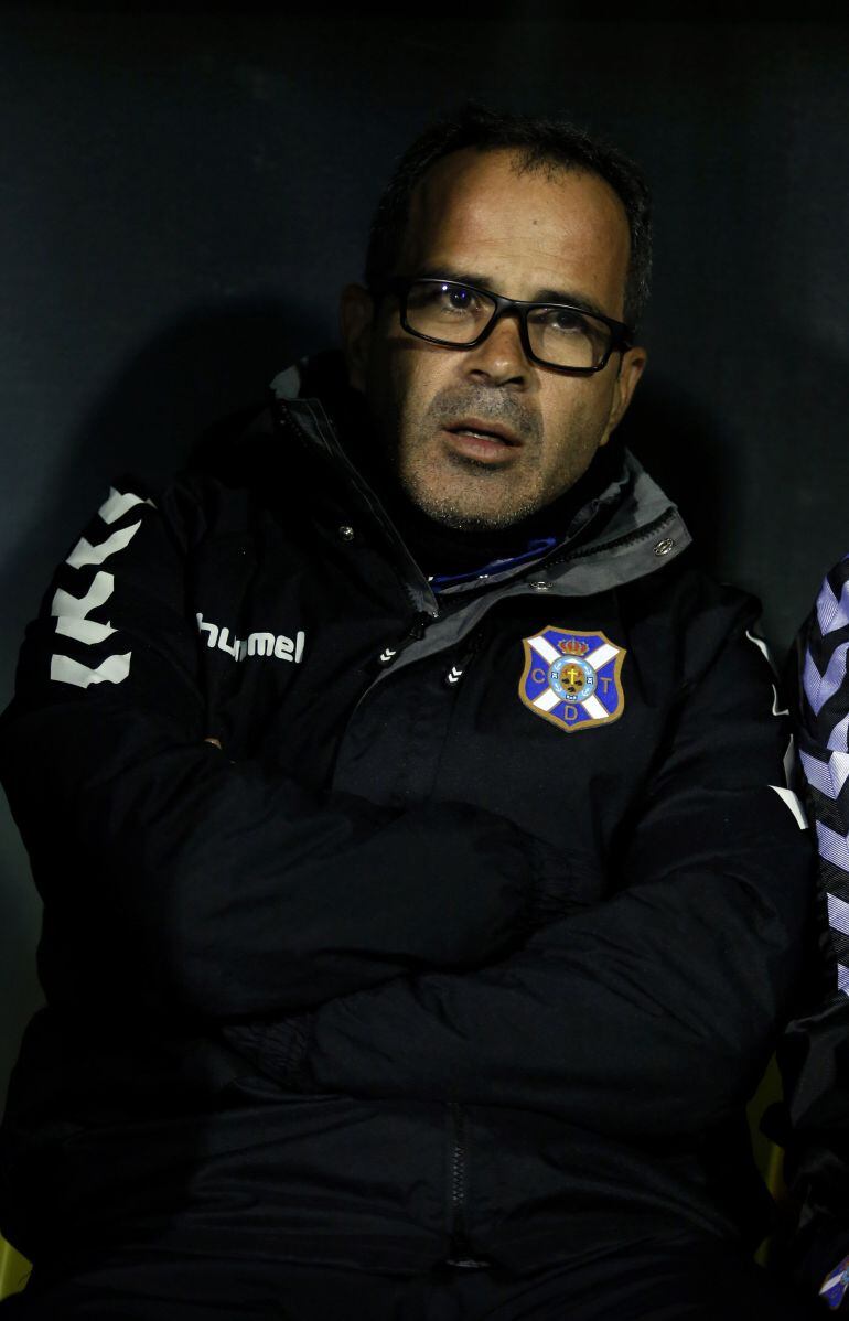 El entrenador del CD Tenerife durante un partido