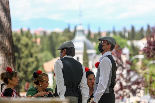 Los madrileños celebran San Isidro en la pradera.