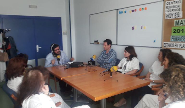 Momento de la tertulia con motivo del Día de la Familia en las instalaciones del Centro Residencial de los Pinos