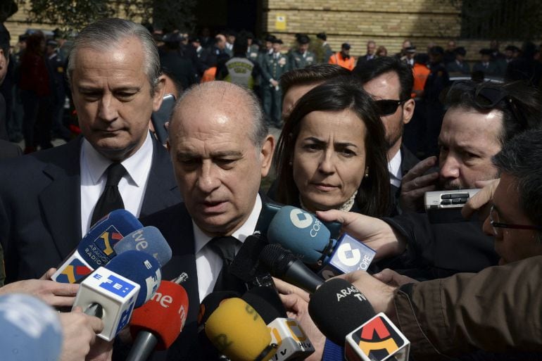 El ministro del Interior antes de asistir al funeral por el agente de la Guardia Civil arrollado por un vehículo conducido por un menor el viernes en Barbastro.