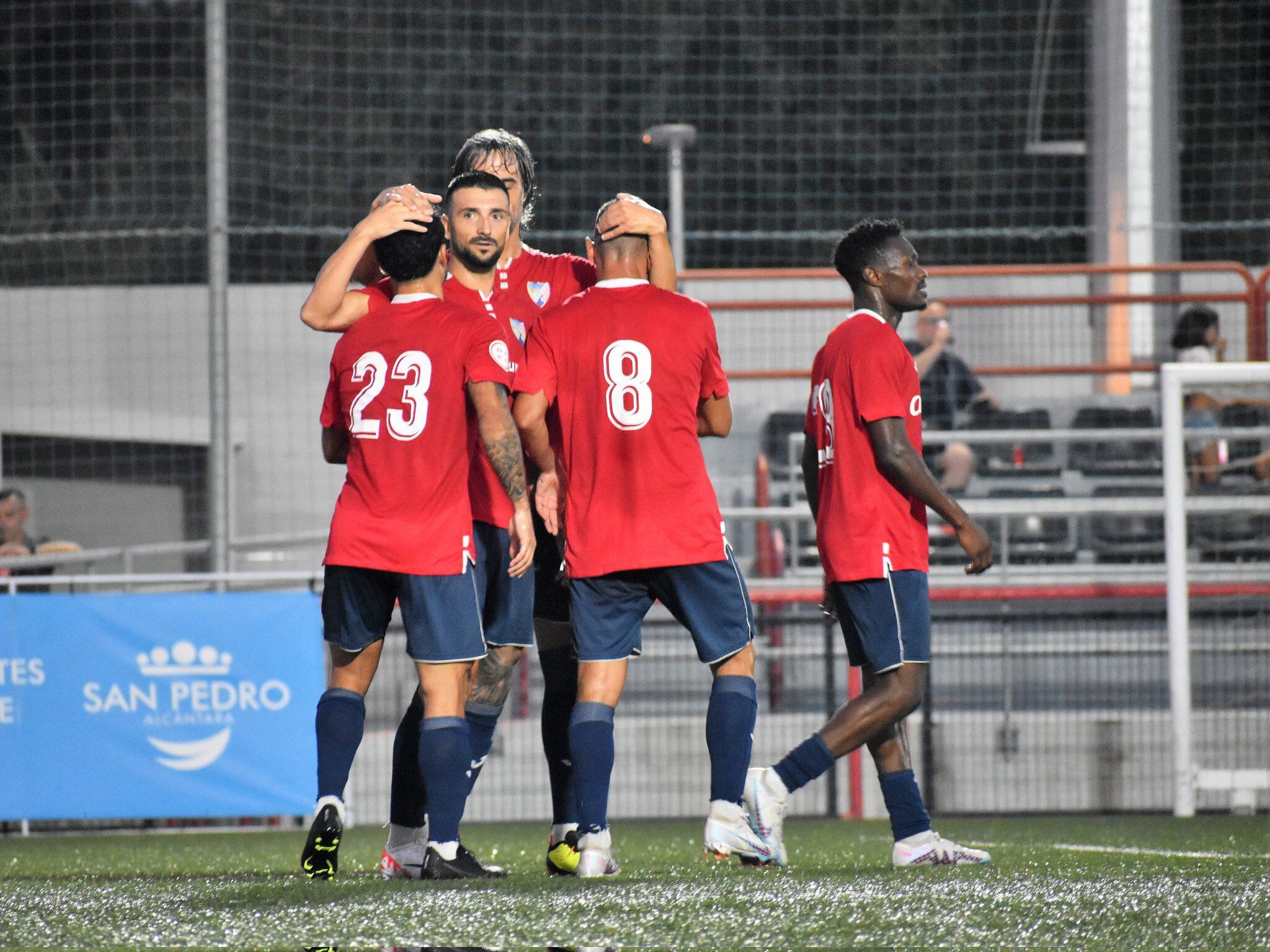 El Estepona en una amistoso frente al Marbella