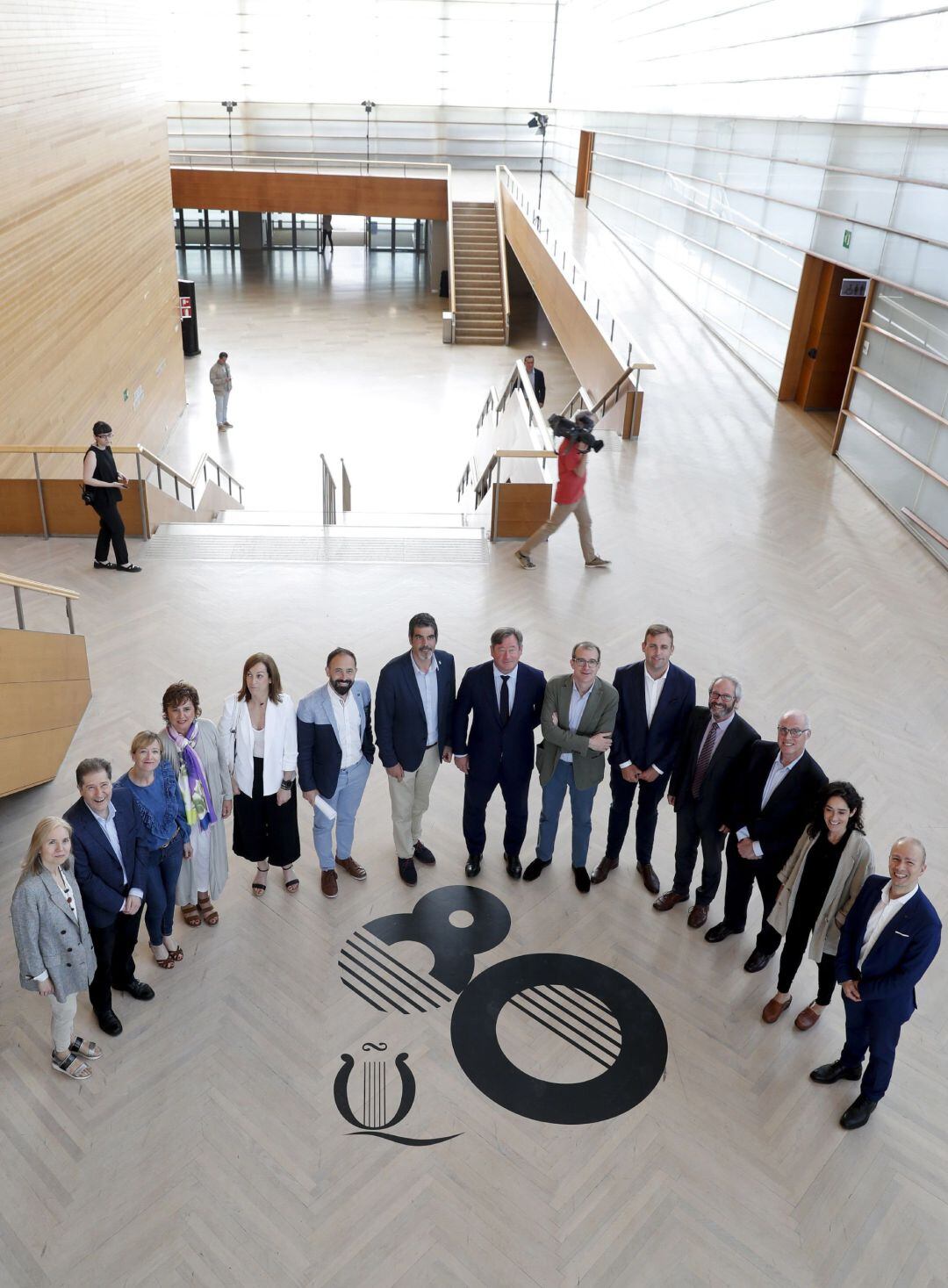 El director de la Quincena Musical, Patrick Alfaya (6d), presenta la próxima edición de este ciclo en un acto celebrado este lunes en el que han participado también el consejero de Cultura, Bingen Zupiria (7d), el diputado de Cultura, Denis Itxaso (6i), y el alcalde de San Sebastián en funciones, Eneko Goia (7i).