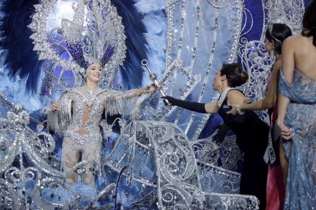 La candidata Sara Cruz Teja (i), con la fantasía &#039;Sentir&#039;, diseñada por Sedomir Rodríguez, elegida Reina del Carnaval de Santa Cruz de Tenerife.