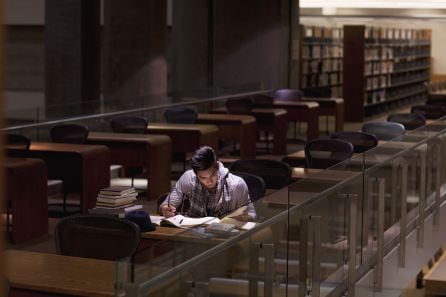 Un joven en una biblioteca