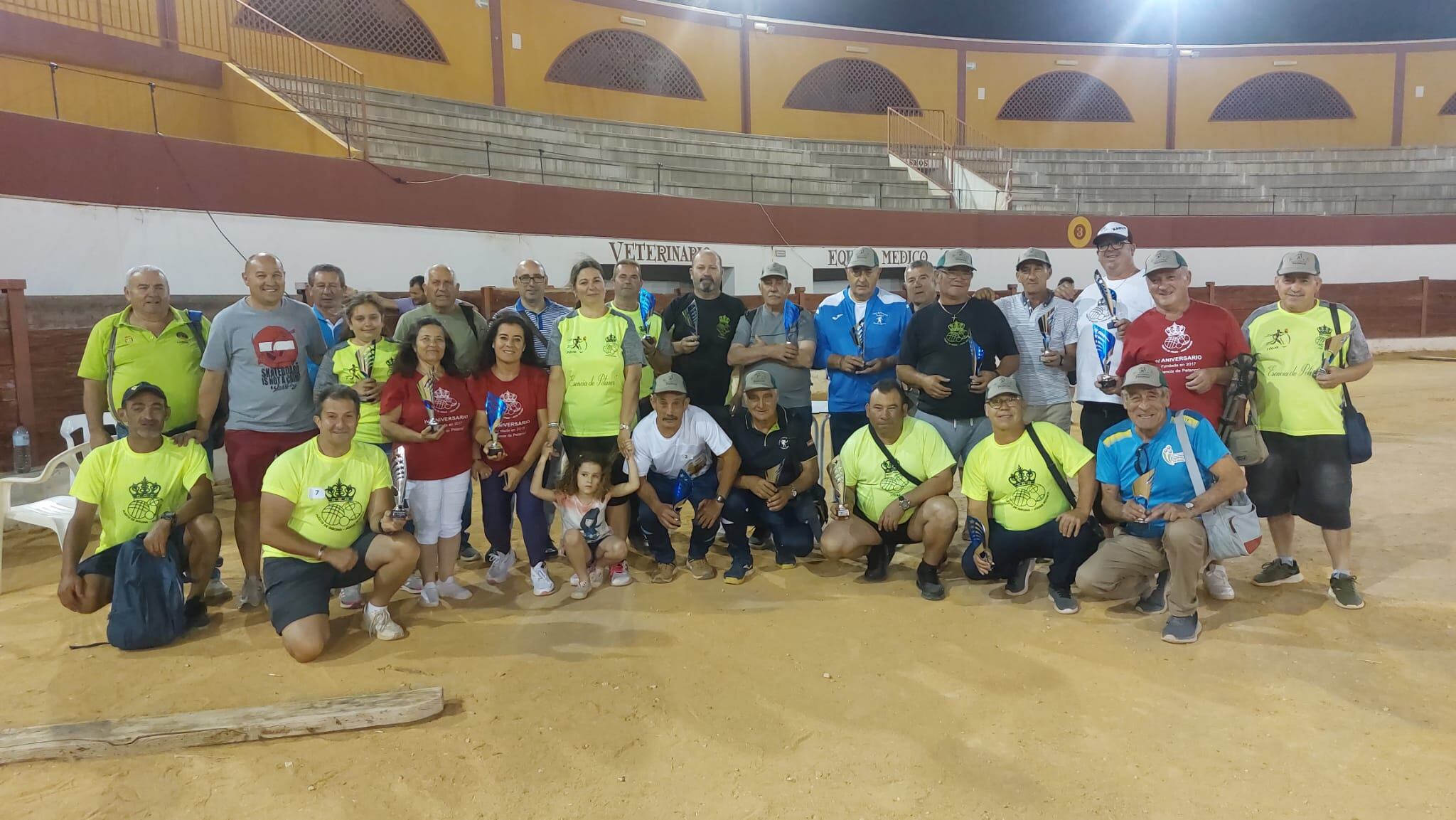 Foto de familia con todos y todas ganadores, autoridades y organización