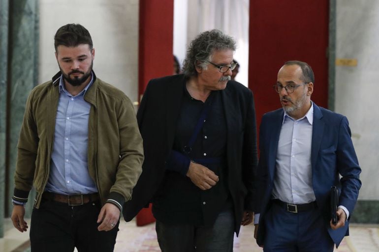 Los portavoces de ERC, Gabriel Rufián (i), y Joan Tardà (c), y el portavoz del PDeCAT, Carles Campuzano, tras asistir en el Congreso a la reunión convocada por Podemos