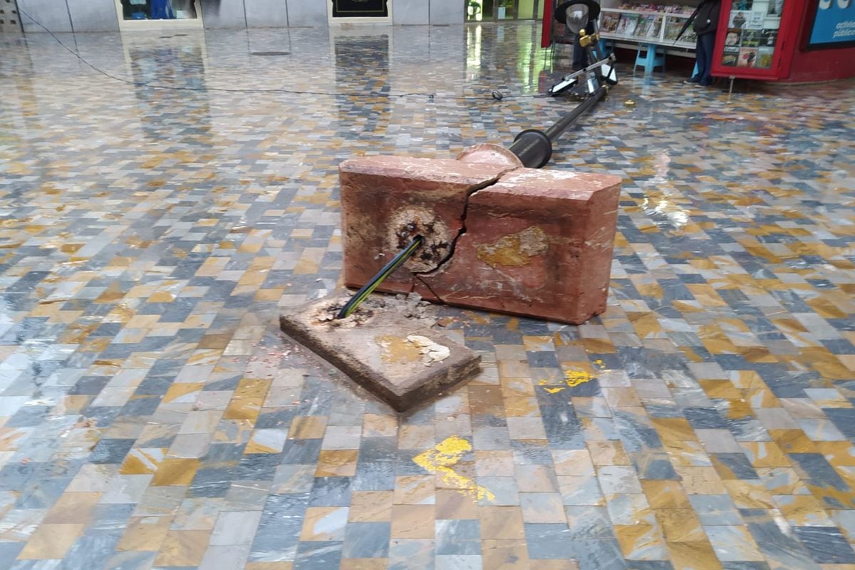 Un camión tira una farola en el centro de Cartagena