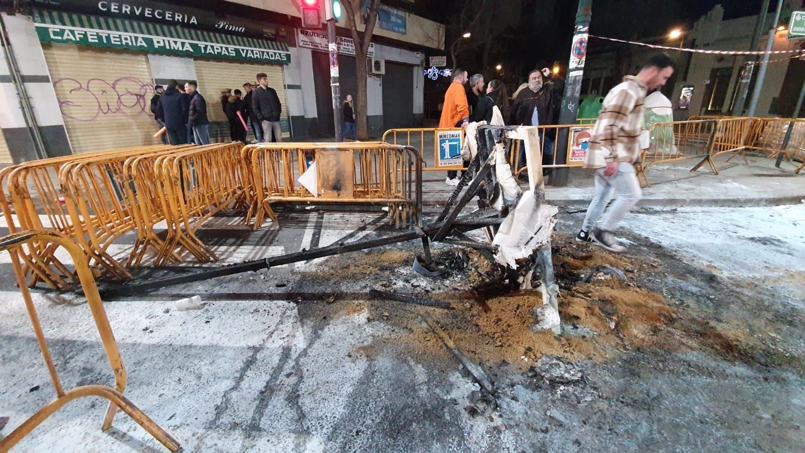 Parte de la falla de la comisión Joaquín Ballester ha quedado destrozada tras un incendio provocado