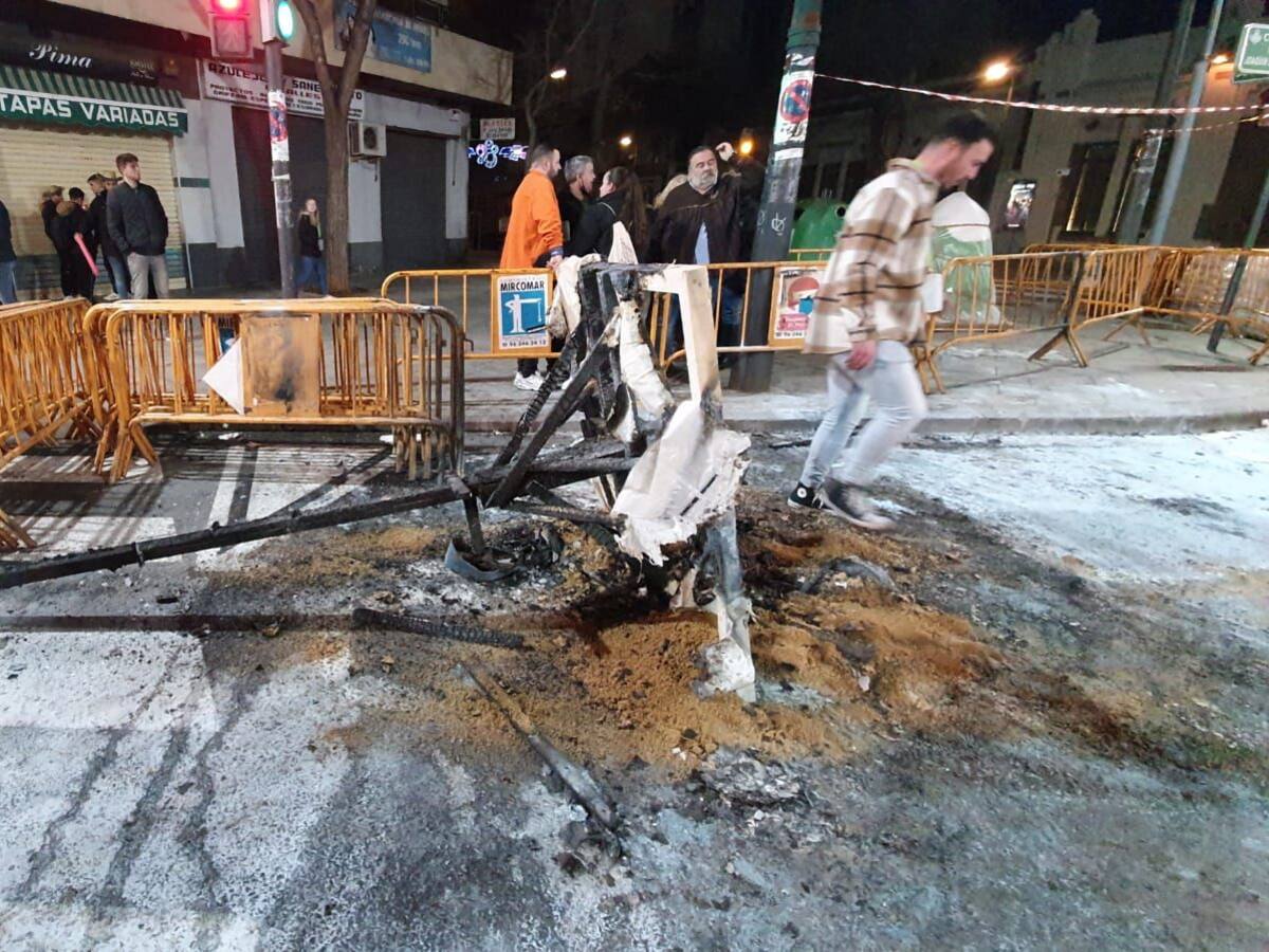 Un vándalo quema parte de la falla Joaquín Ballester de València y destruye algunos remates