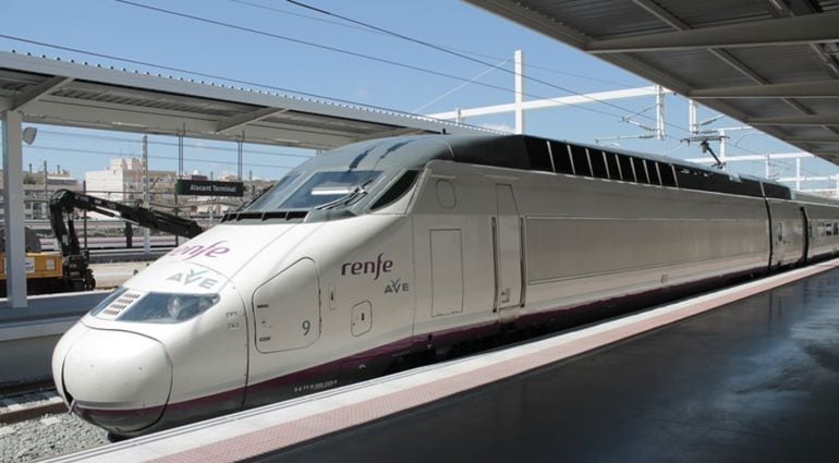 Tren de Alta Velocidad de Renfe estacionado en un andén.