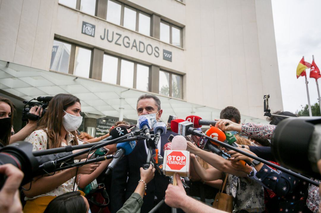 El delegado del Gobierno en Madrid, José Manuel Franco, atiende a los medios de comunicación a su salida tras declarar ante la juez de Madrid, Carmen Rodríguez-Medel, como investigado por un delito de prevaricación por permitir concentraci