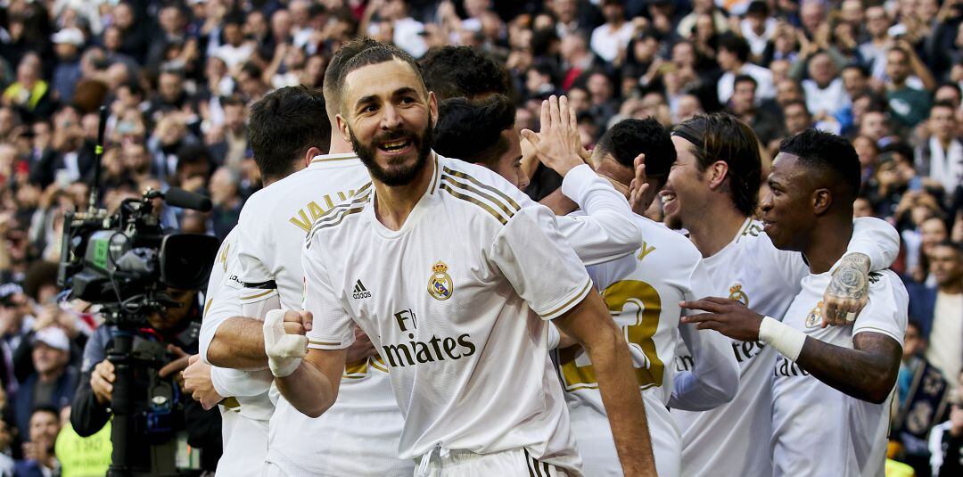 Karim Benzema celebra un gol con el Real Madrid