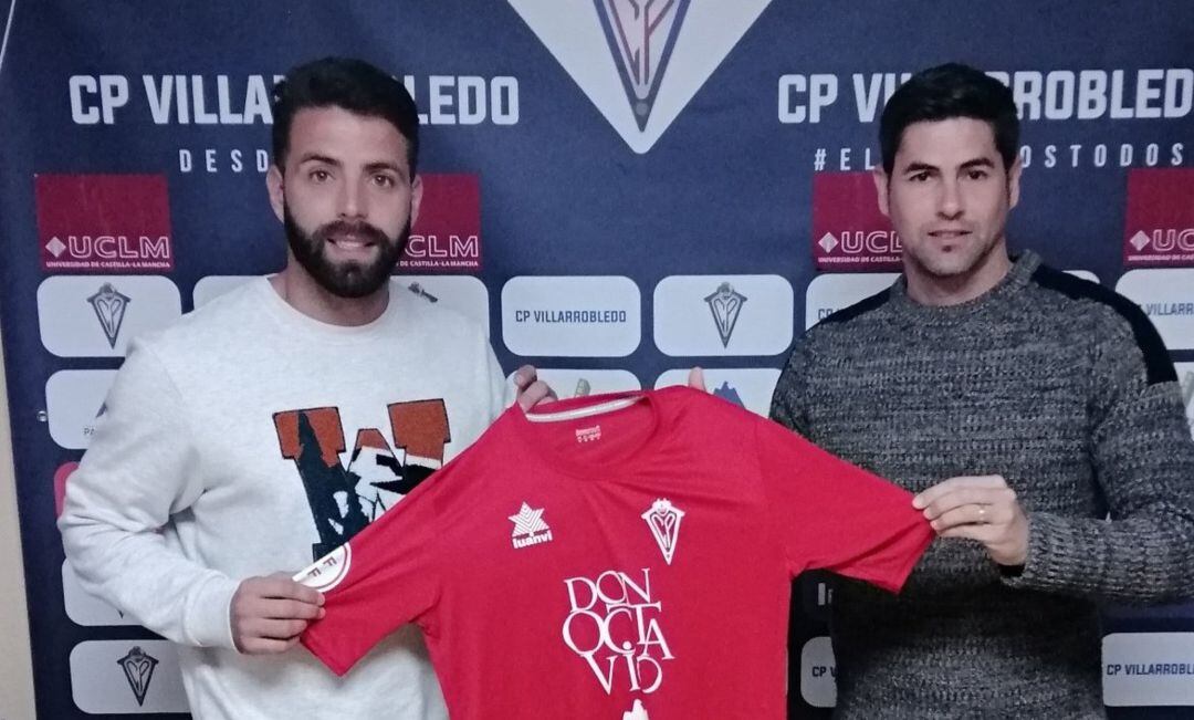  Siles posando con la camiseta roblense