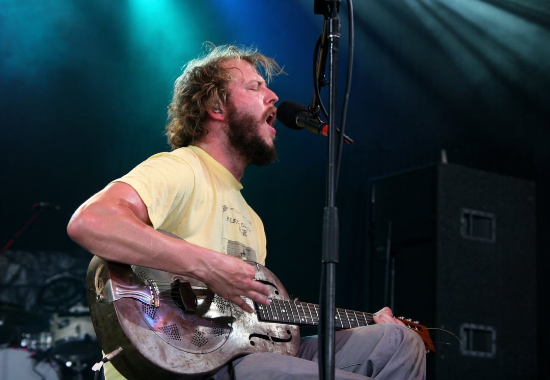 Justin Vernon durante una actuación en 2009