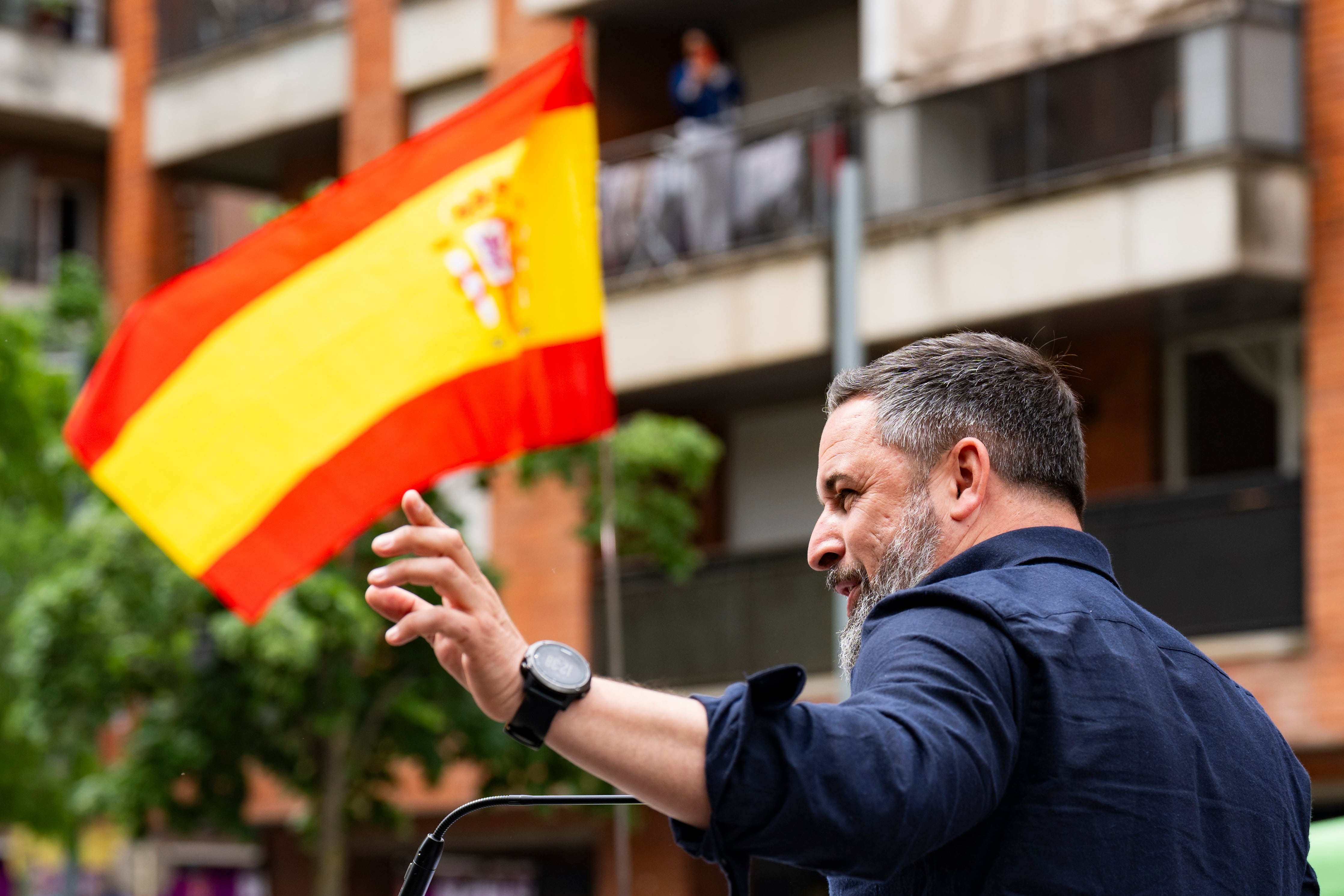 El presidente de Vox, Santiago Abascal, interviene en un acto de campaña electoral del candidato a las elecciones catalanas Ignacio Garriga, este sábado en Salt en Girona.