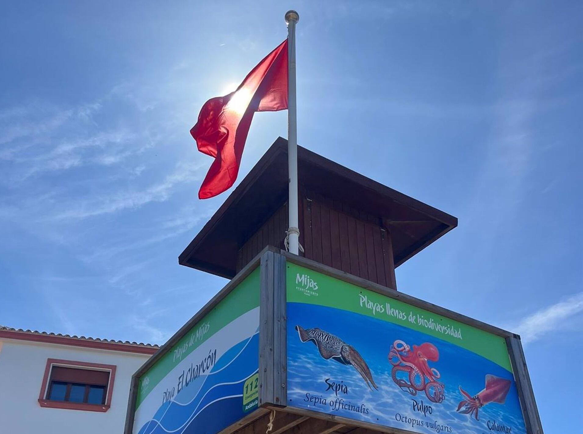 Bandera roja en la playa de El Charcón