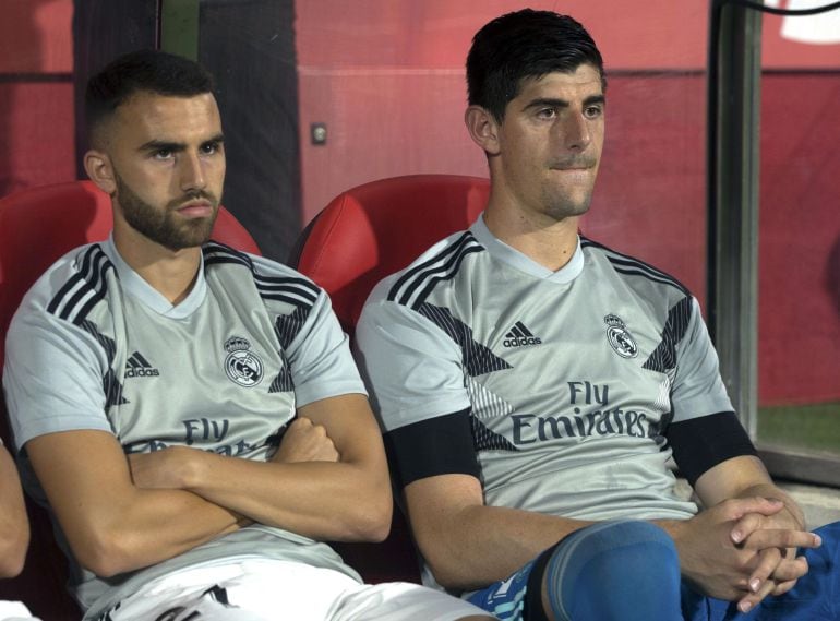 Los jugadores del Real Madrid, el guardameta belga del Real Madrid, Thibaut Courtois y Borja Mayoral, siguen desde el banquillo blanco el encuentro al Girona en el estadio Municipal de Montilivi, en la capital gerundense. EFE Enric Fontcuberta.