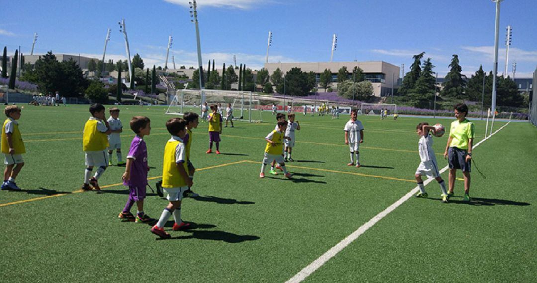 Participantes en uno de los campus de verano organizados por la Fundación Real Madrid en Valdebebas