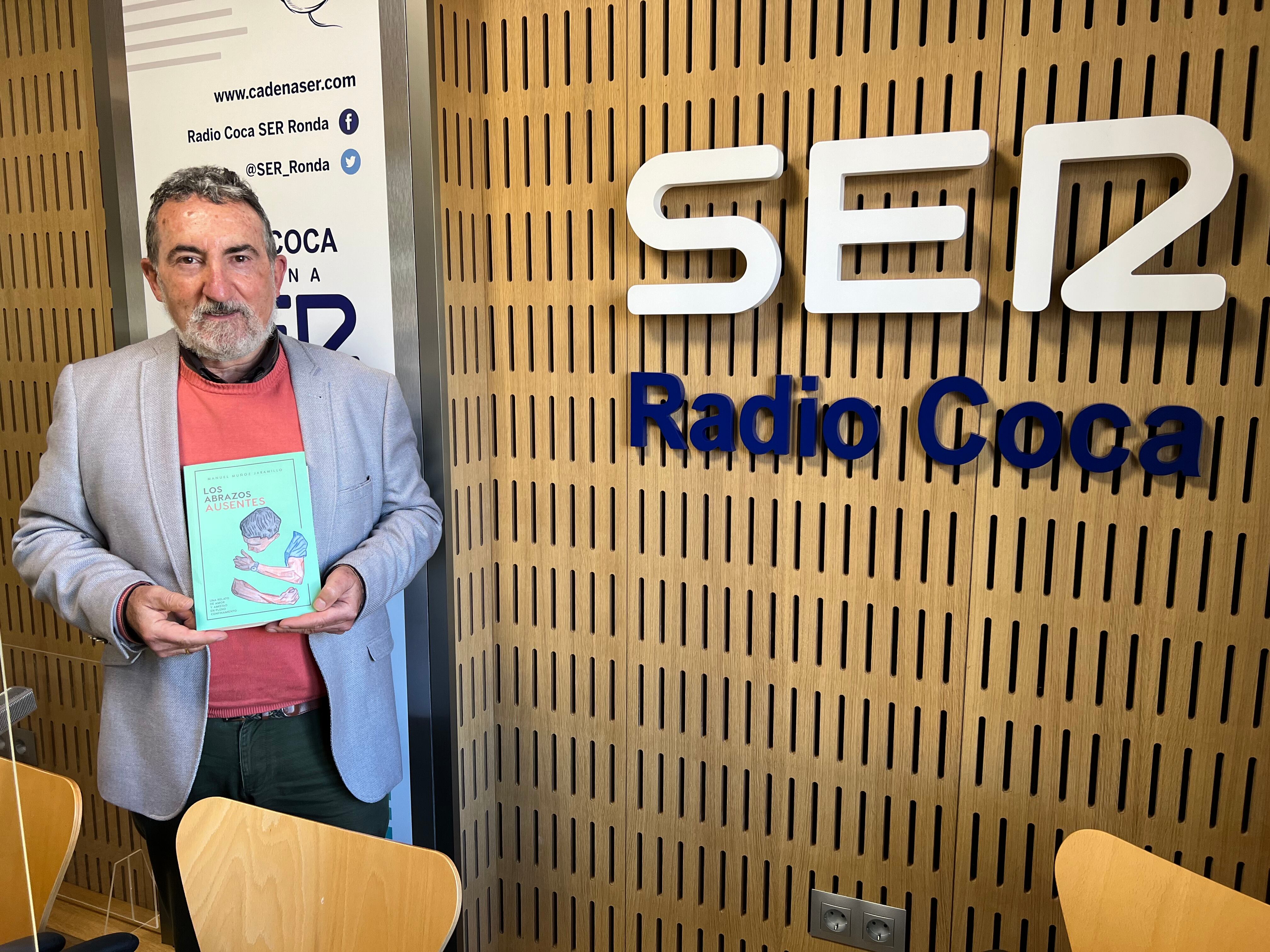 Manuel Muñoz Jaramillo ha estado este martes en el estudio de Radio Coca SER Ronda presentando su primera novela
