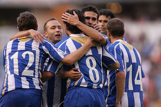 Los jugadores del Deportivo celebran uno de los goles de Sergio