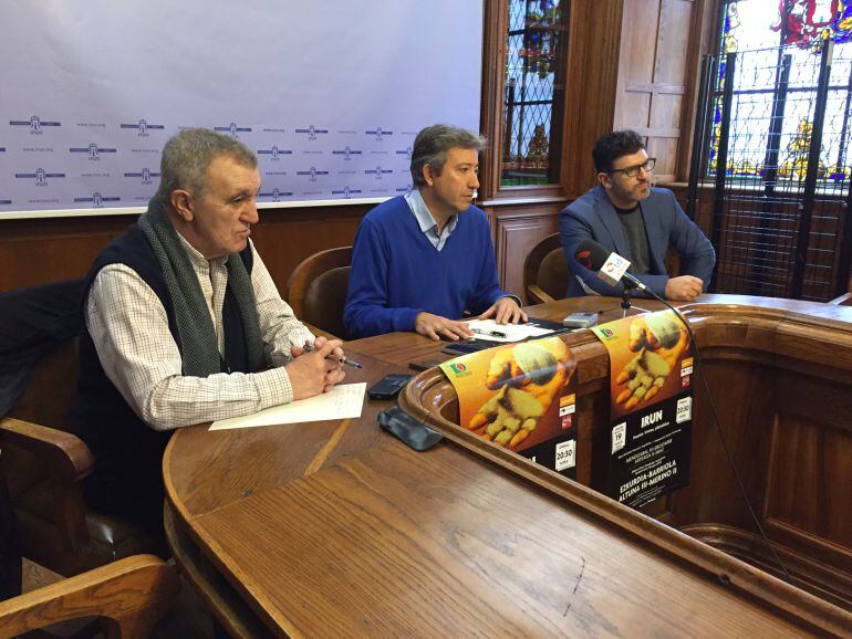 El delegado de Deportes, Pedro Alegre, junto con Juanjo Aldako, presidente de Kurpil Kirolak y José Ángel Balanza &quot;Gorostiza&quot; de Asegarce