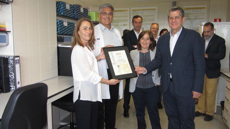 Entrega del reconocimiento al laboratorio de genética