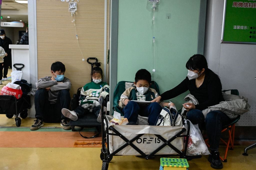 Un grupo de niños con mascarilla en un centro de salud de China.