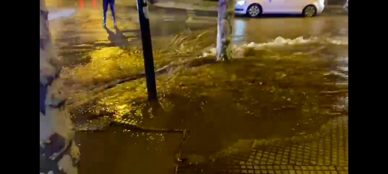 El agua sale a borbotones de la línea general