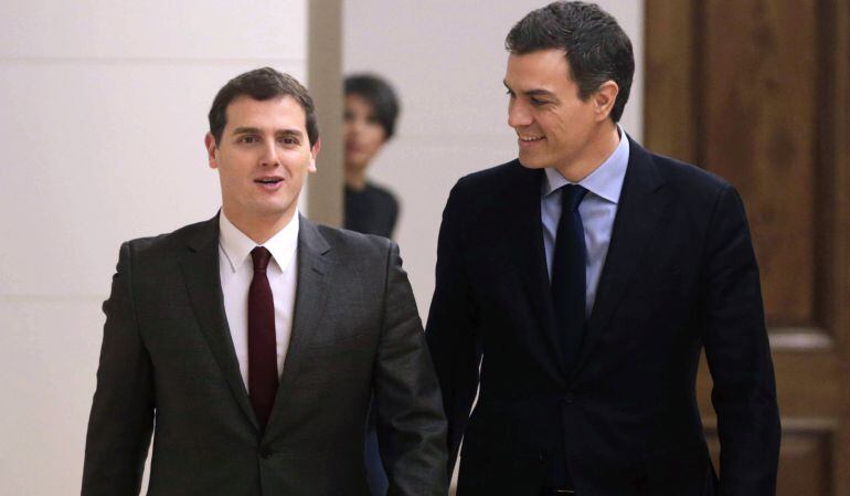 El secretario general del PSOE, Pedro Sánchez (d), y el presidente de Ciudadanos, Albert Rivera (i), antes de la reunión que han mantenido en el Congreso, dentro de la ronda de negociaciones que el líder socialista mantiene con dirigentes de las diferente