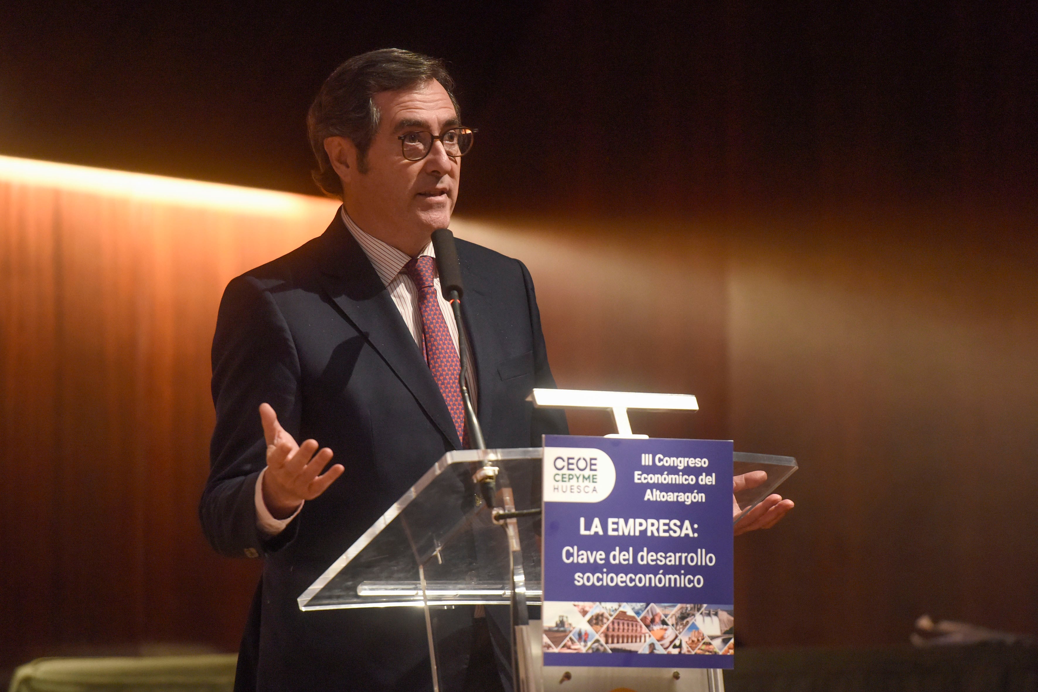 HUESCA, 16/01/2025.-El presidente de la CEOE, Antonio Garamendi, interviene durante el III Congreso Económico del Altoaragón, este jueves en Huesca. EFE/ Javier Blasco
