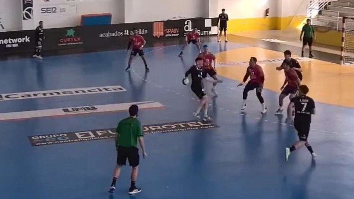 El Bm. Elda - C.E.E. se vio superado por el Servigroup Benidorm