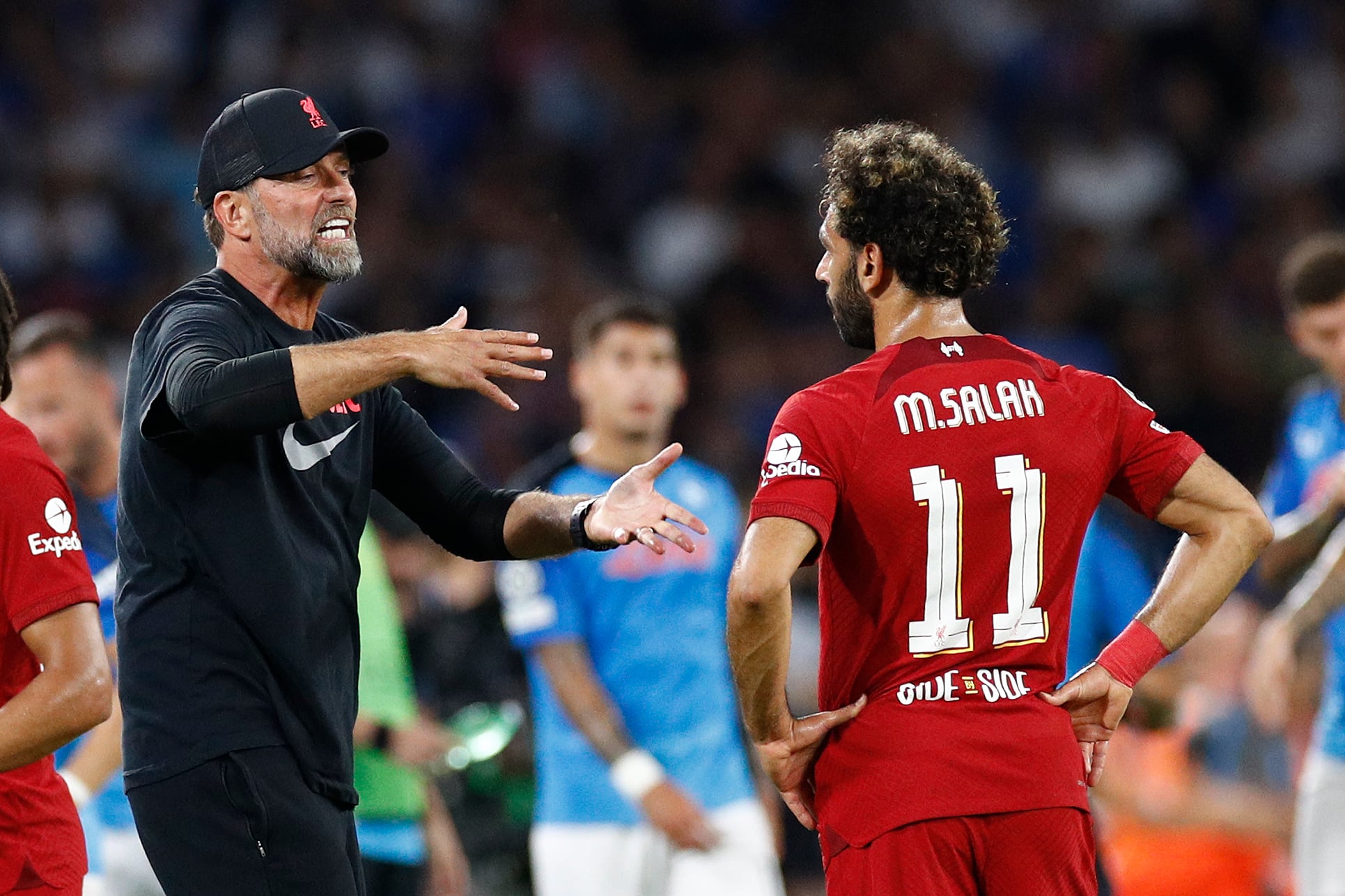 Jurgen Klopp habla con Mohamed Salah durante un partido de Champions League