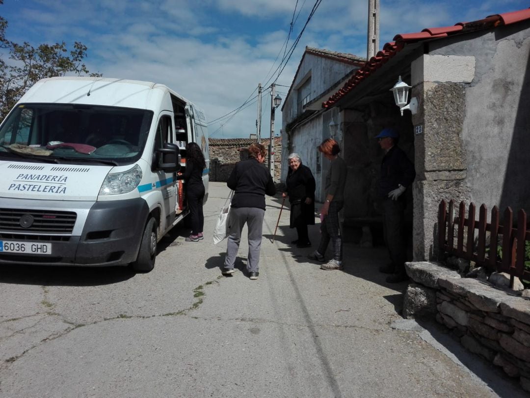 Vecinos de Mámoles de Sayago comprando el pan