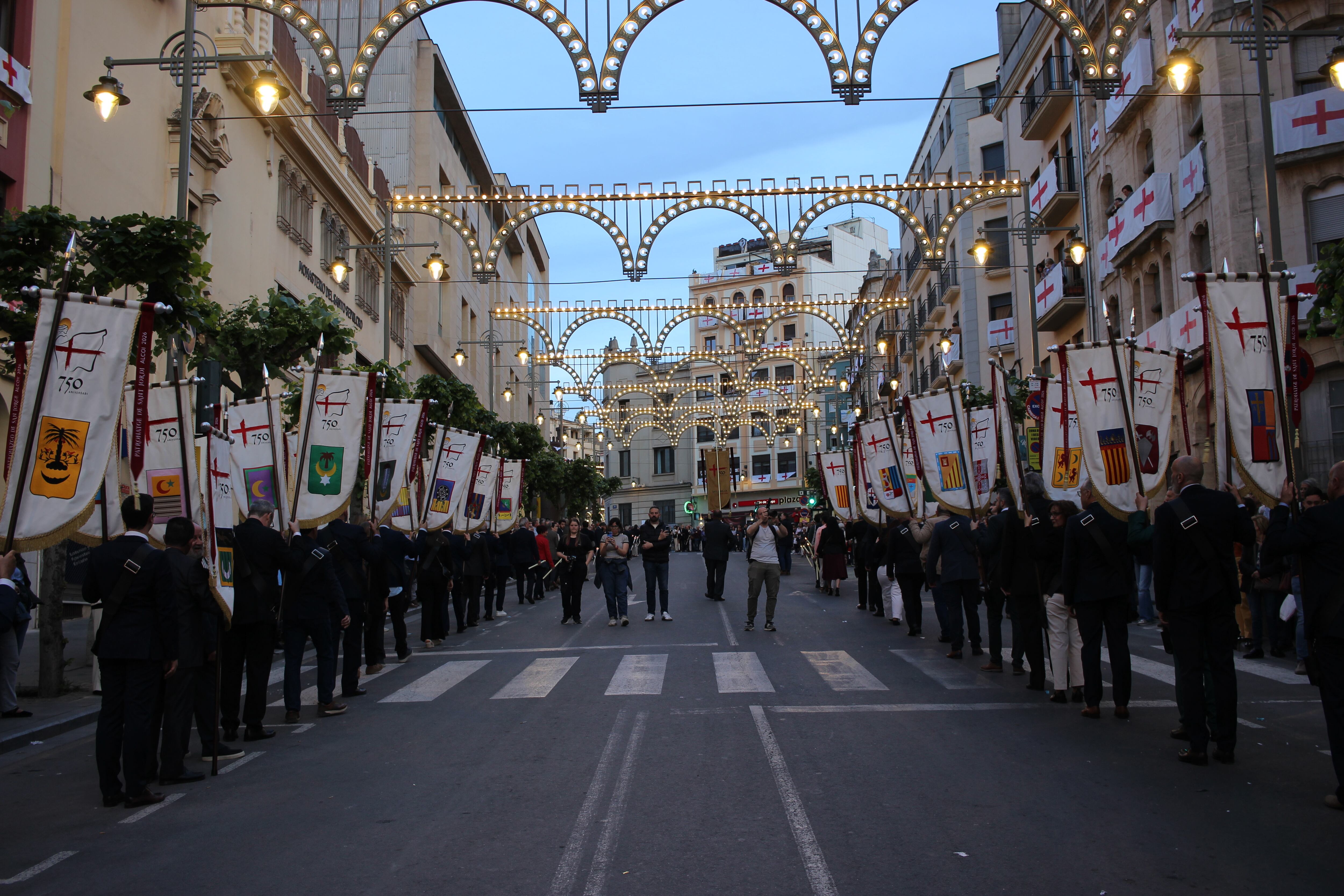 Imagen de los estandartes conmemorativos del 750 aniversario subiendo por la calle Santo Tomás