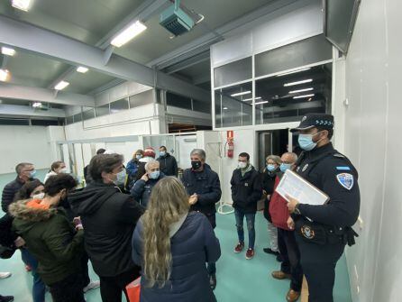 Varios concejales del Ayuntamiento de Toledo y efectivos de la policía hablan con los vecinos de Avenida de Francia desalojados