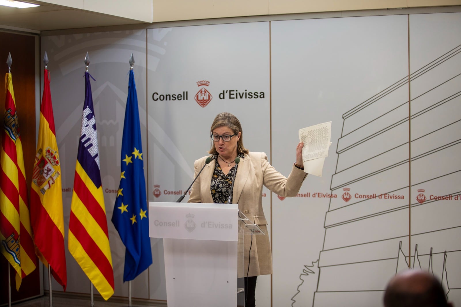 Escandell mostrando las contrataciones en el servicio de menores