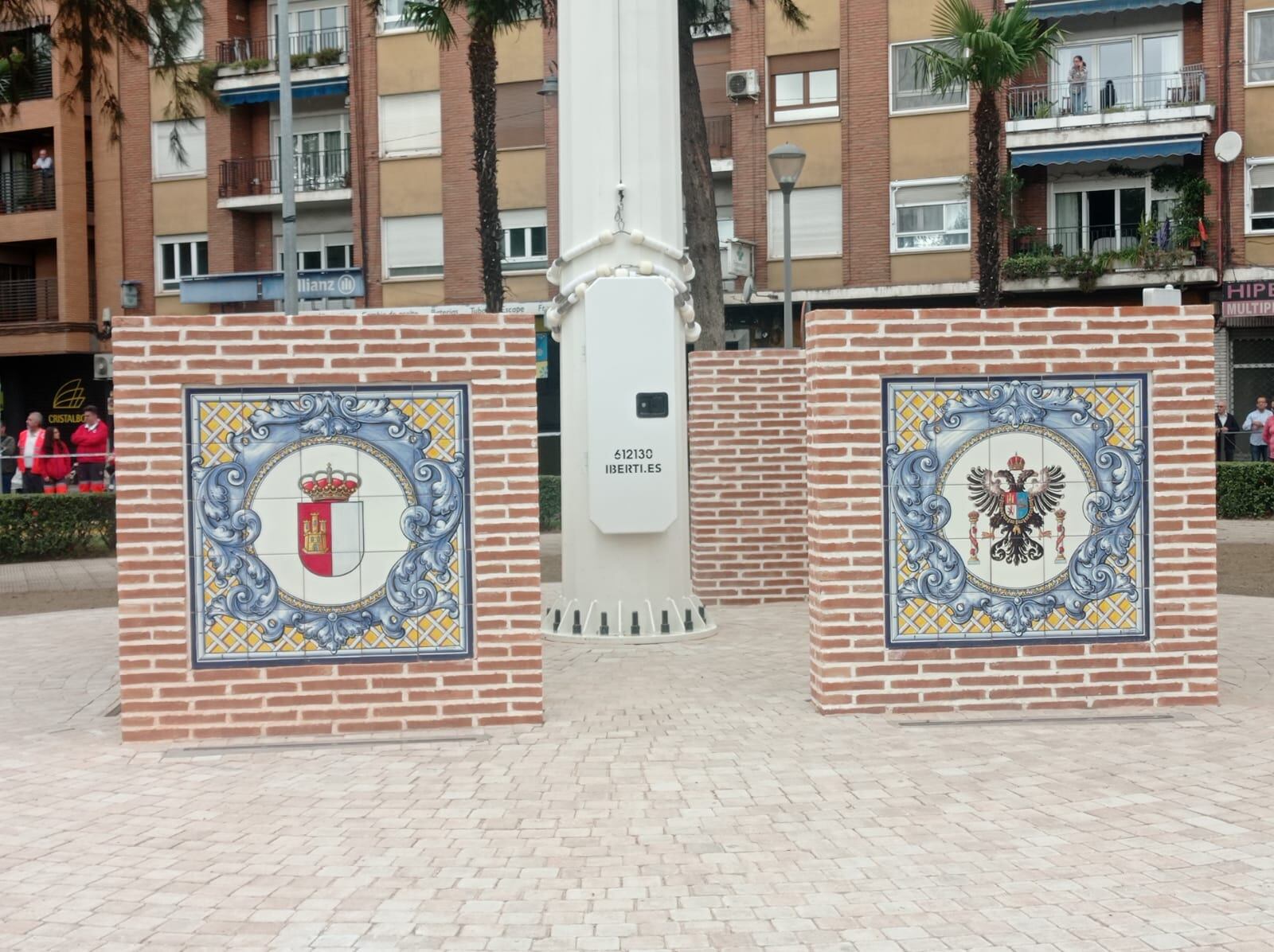 Escudos de cerámica en la base de la bandera de España de Talavera