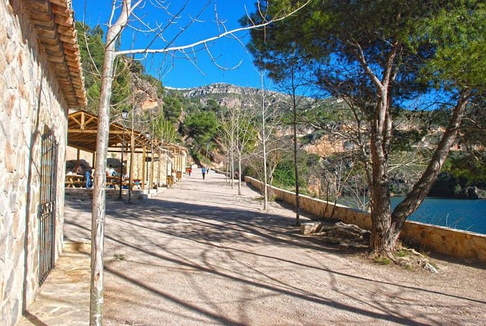 Merendero junto a la ermita de los Desamparados en Buendía (Cuenca).