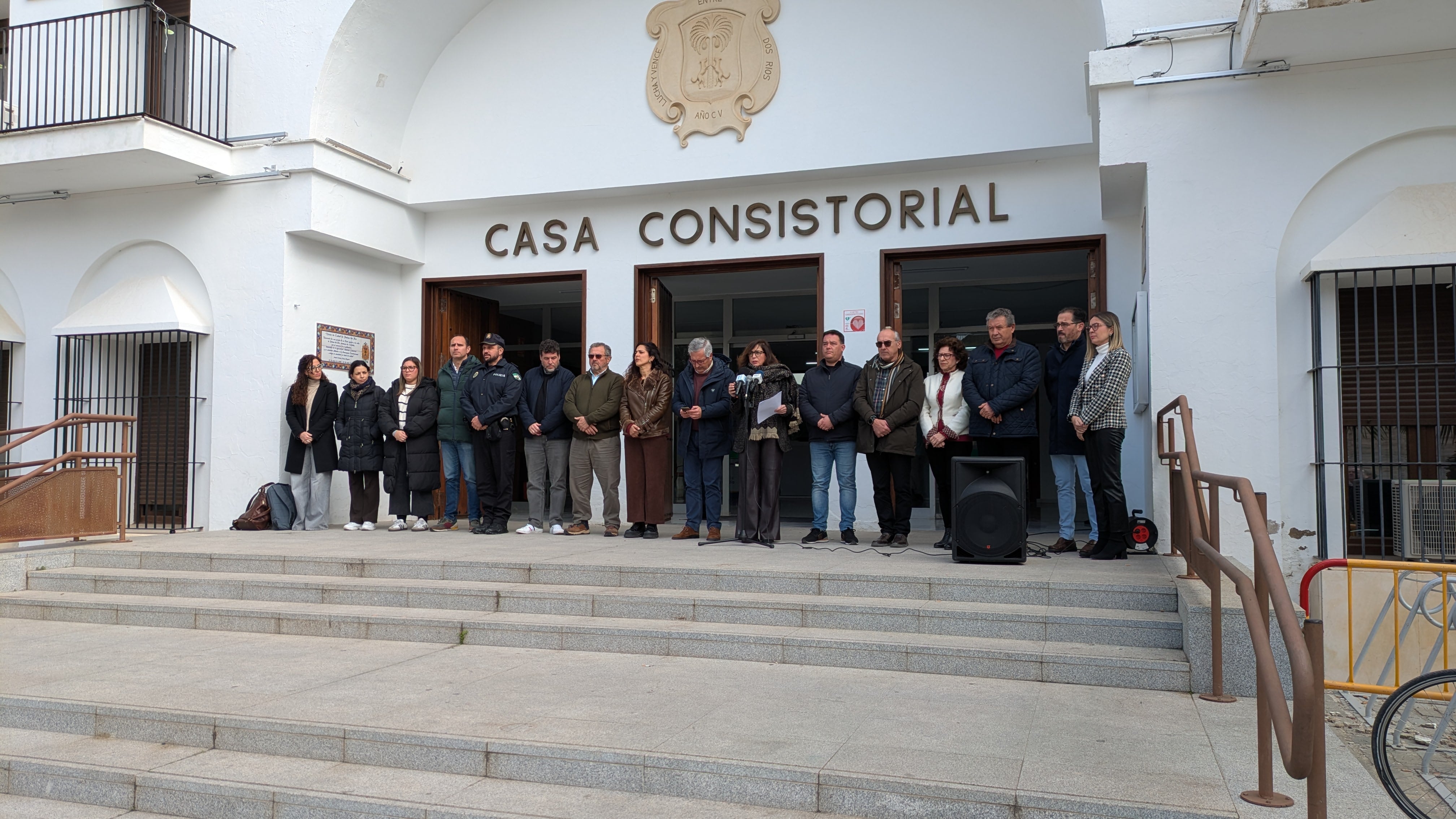 La corporación municipal durante la lectura de la declaración institucional