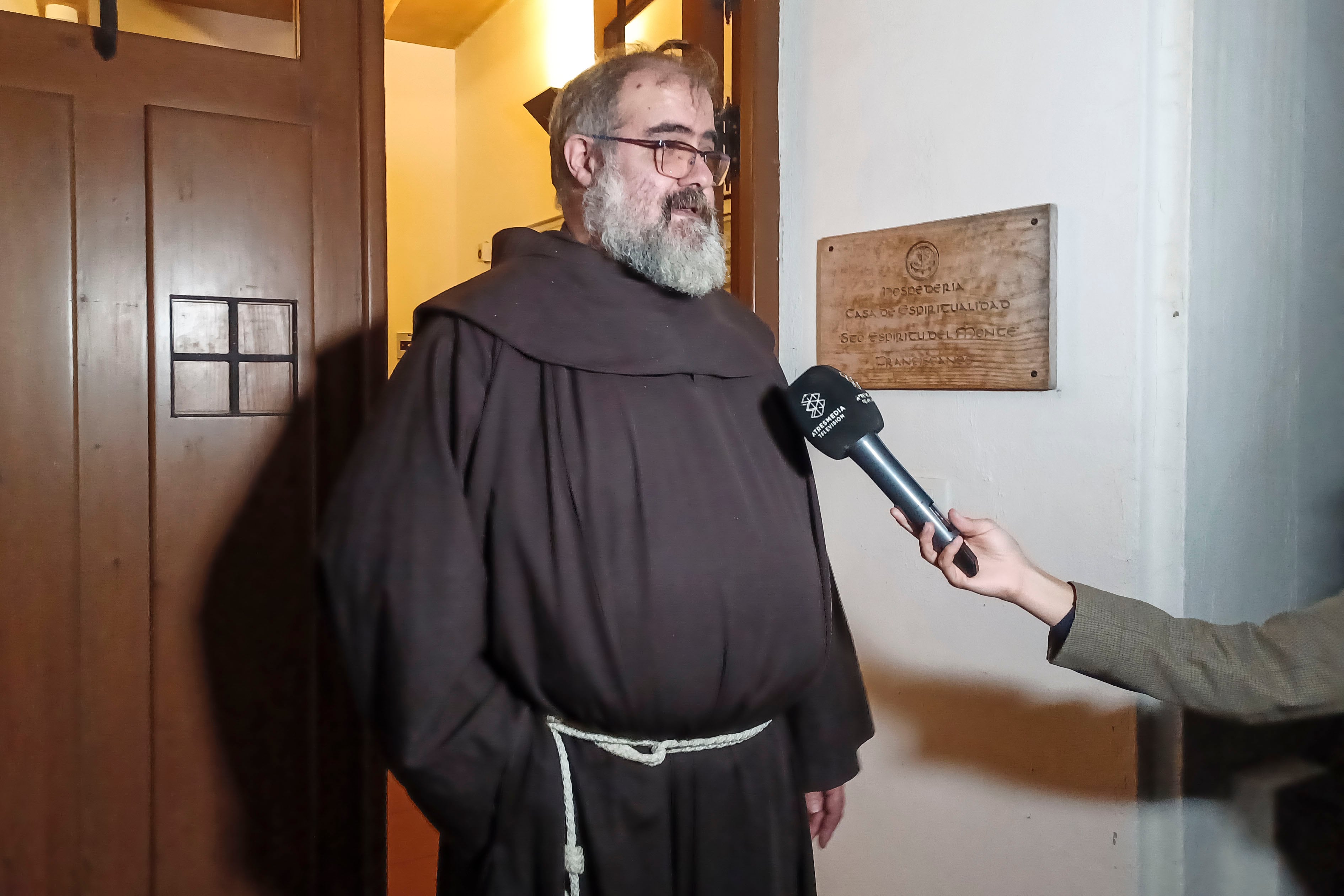 VALENCIA, 09/11/2024.- Fray Ángel Ramón, el monje franciscano que es el cocinero del monasterio del Santo Espíritu del Monte, en Gilet (Valencia), atiende a los medios de comunicación, EFE/Juan Ernesto García-Chicano