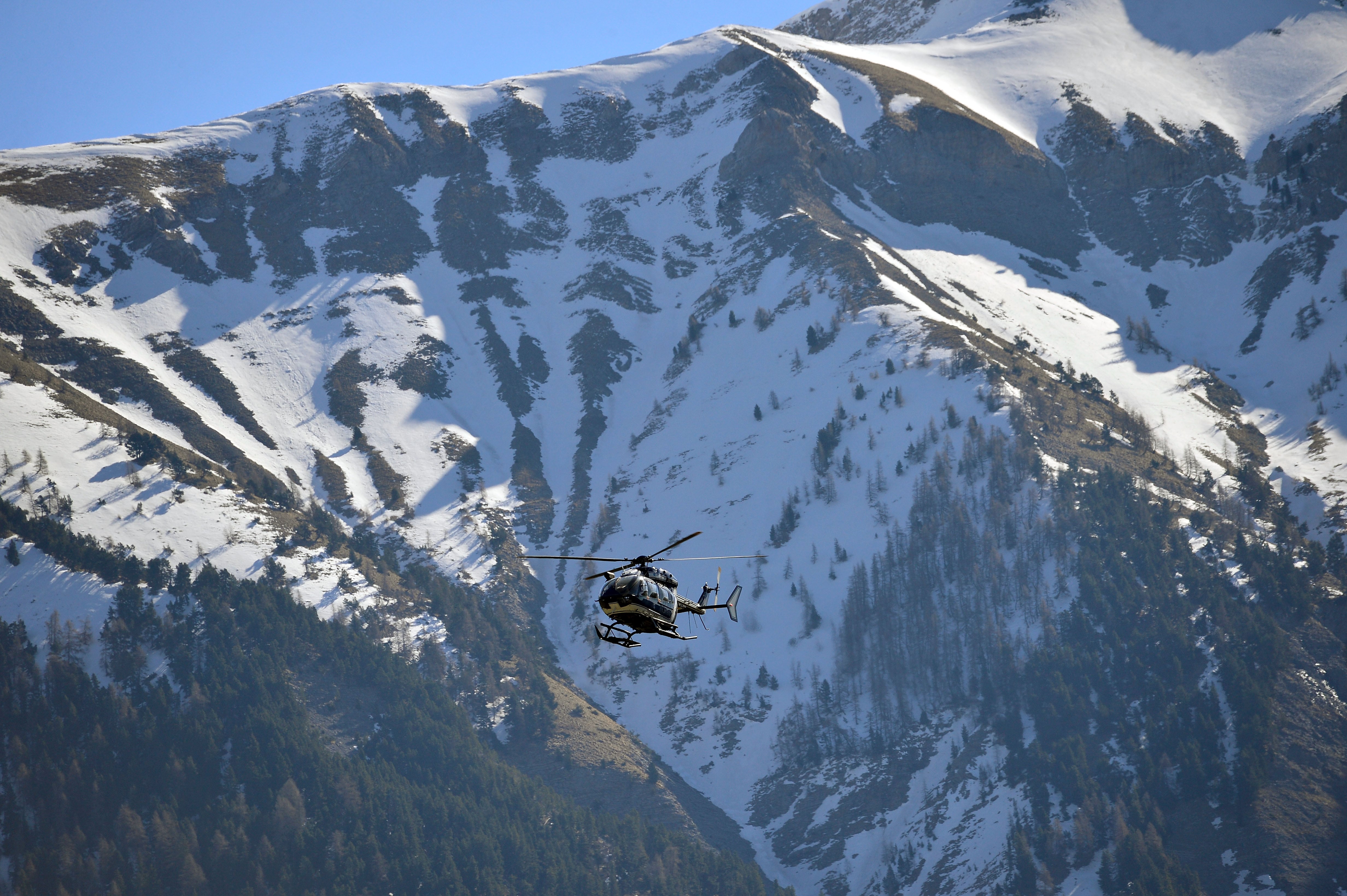 Un equipo de rescate sobrevuela los Alpes franceses