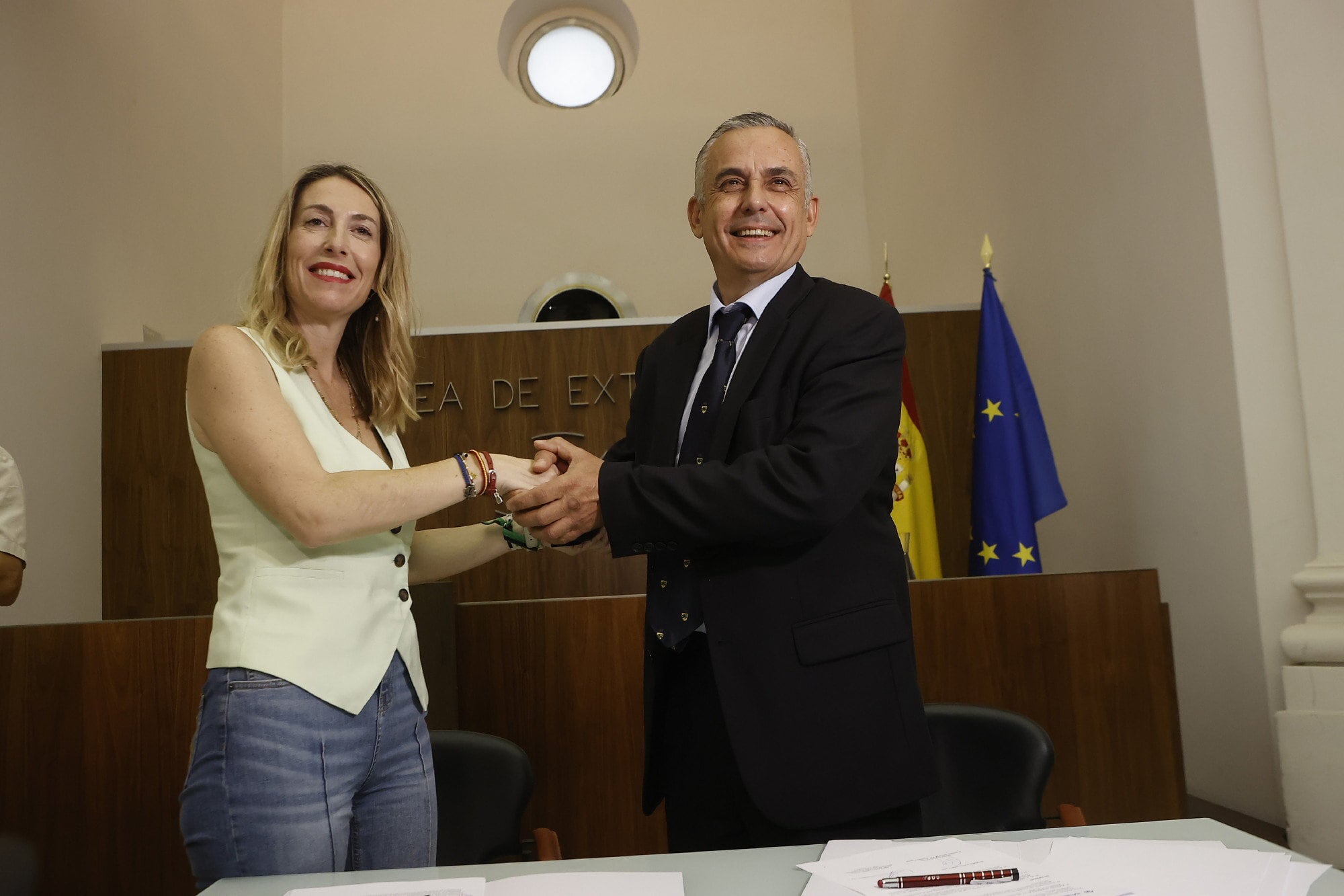 La candidata del PP a la Presidencia de la Junta de Extremadura, María Guardiola, junto al líder regional de Vox, Ángel Pelayo Gordillo, tras firmar el acuerdo