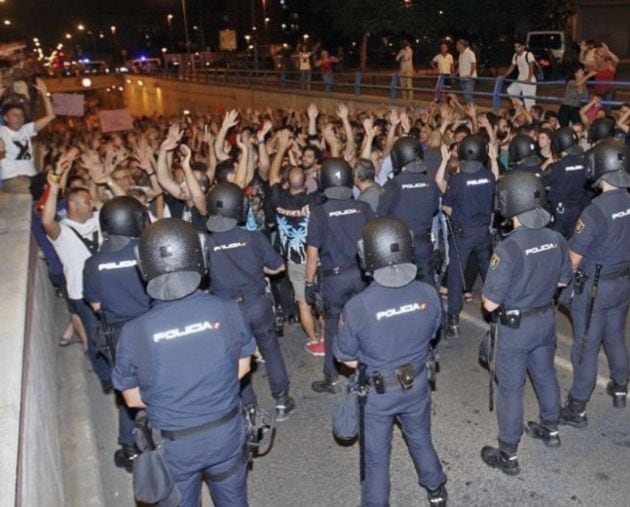 Momentos de tensión entre vecinos y Policía Nacional en una de las muchas concentraciones vecinales junto a la vías del tren