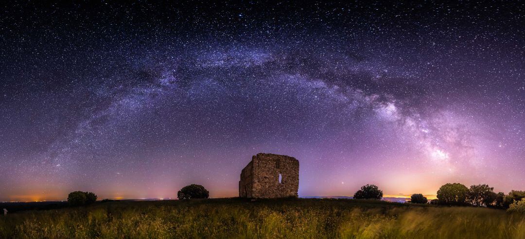 La foto ganadora refleja el cielo sobre la iglesia de San Cebrián de Navalmanzano