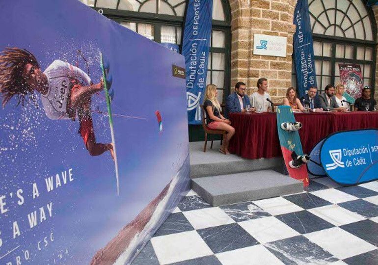 Un momento de la presentación del Campeonato de Kitesurf en la Diputación Provincial de Cádiz.