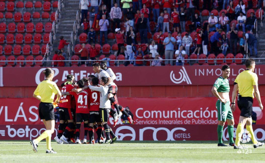 Los jugadores del Mallorca celebran el triunfo ante el Sporting.