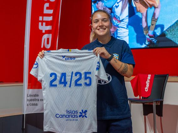 Claudia Iglesias luce feliz la camiseta del Costa Adeje.